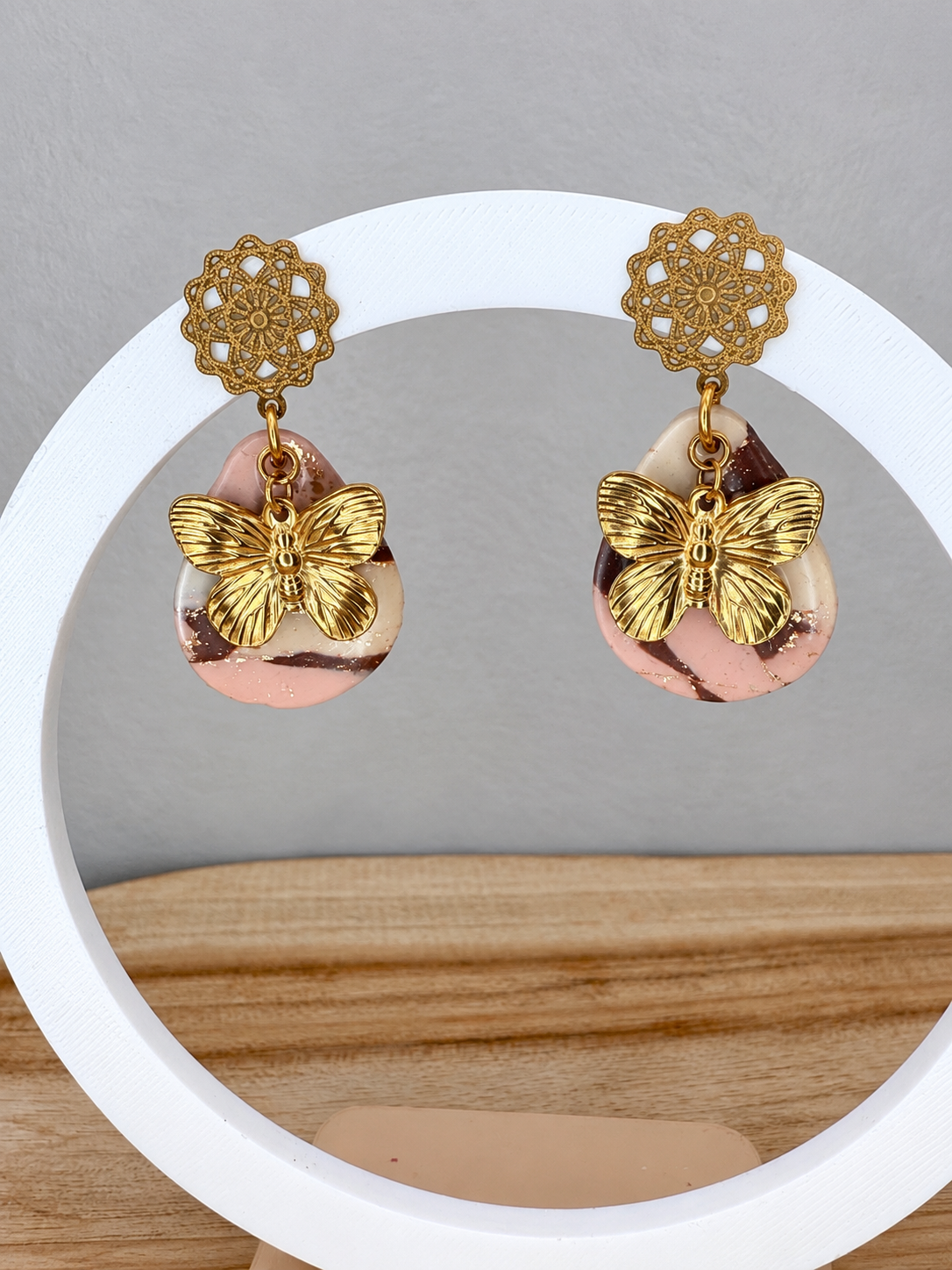 Boucles d’oreilles papillon – rose poudré, crème & chocolat