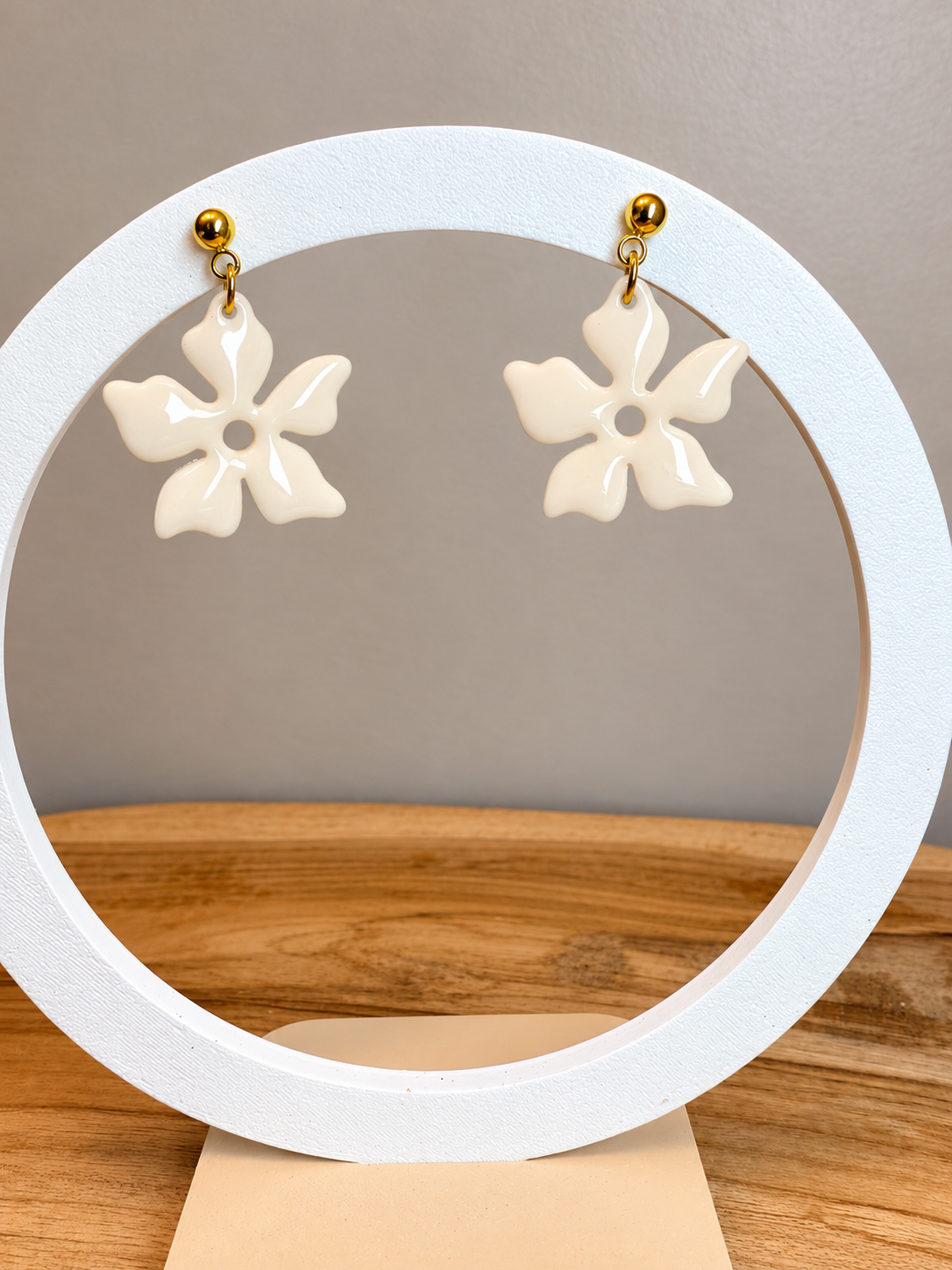 Boucles d’oreilles fleurs beige
