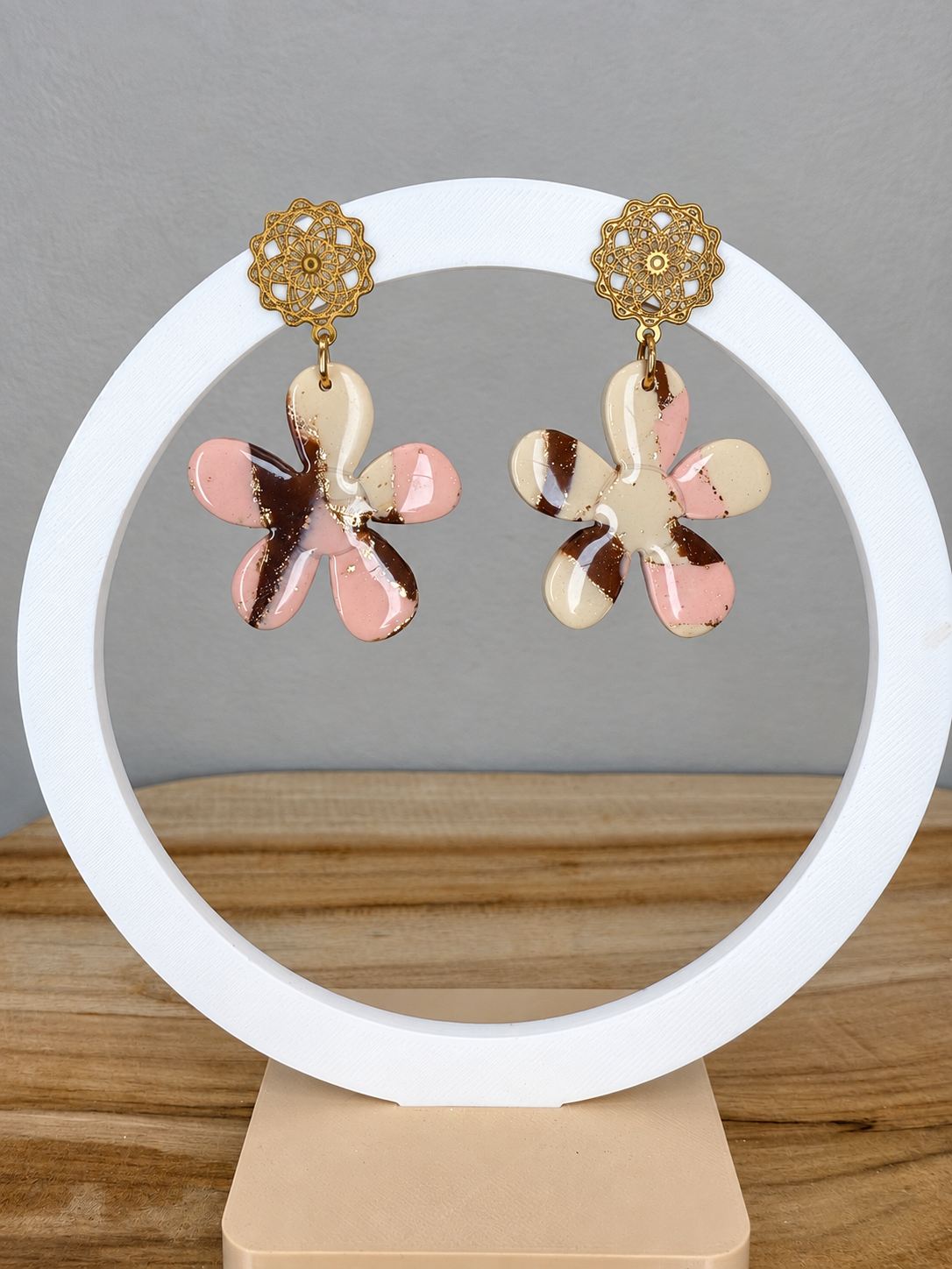 Boucles d’oreilles fleurs – rose poudré, crème & chocolat