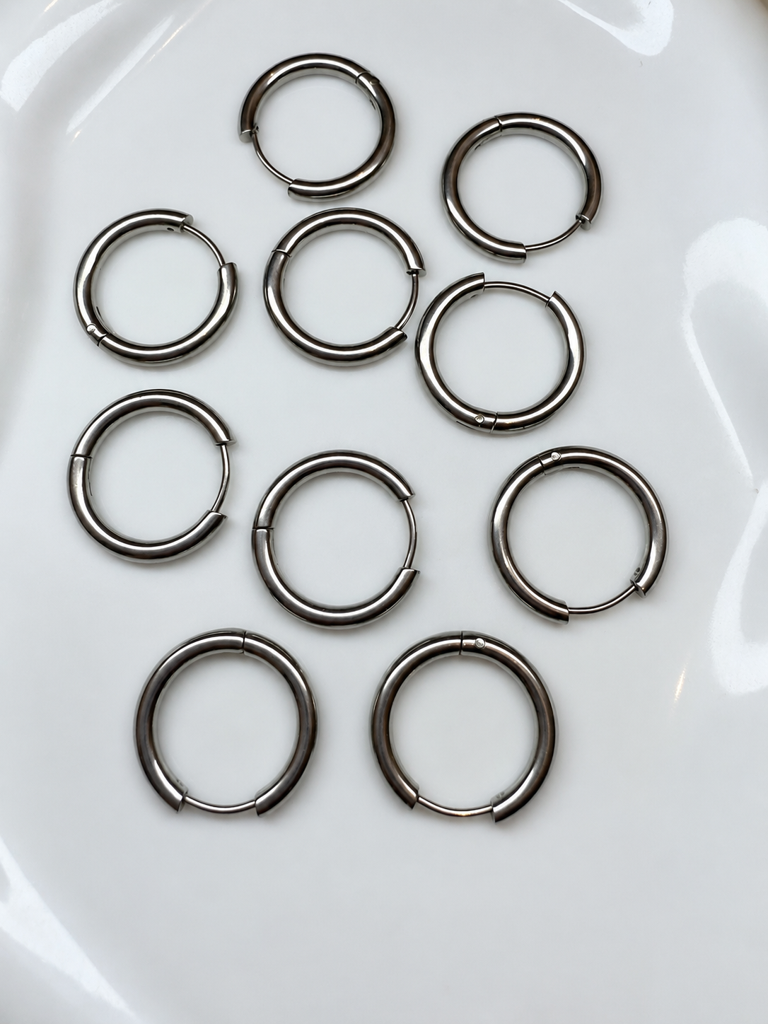 Créoles argentées lisses en acier inoxydable 316 L ￼ ￼