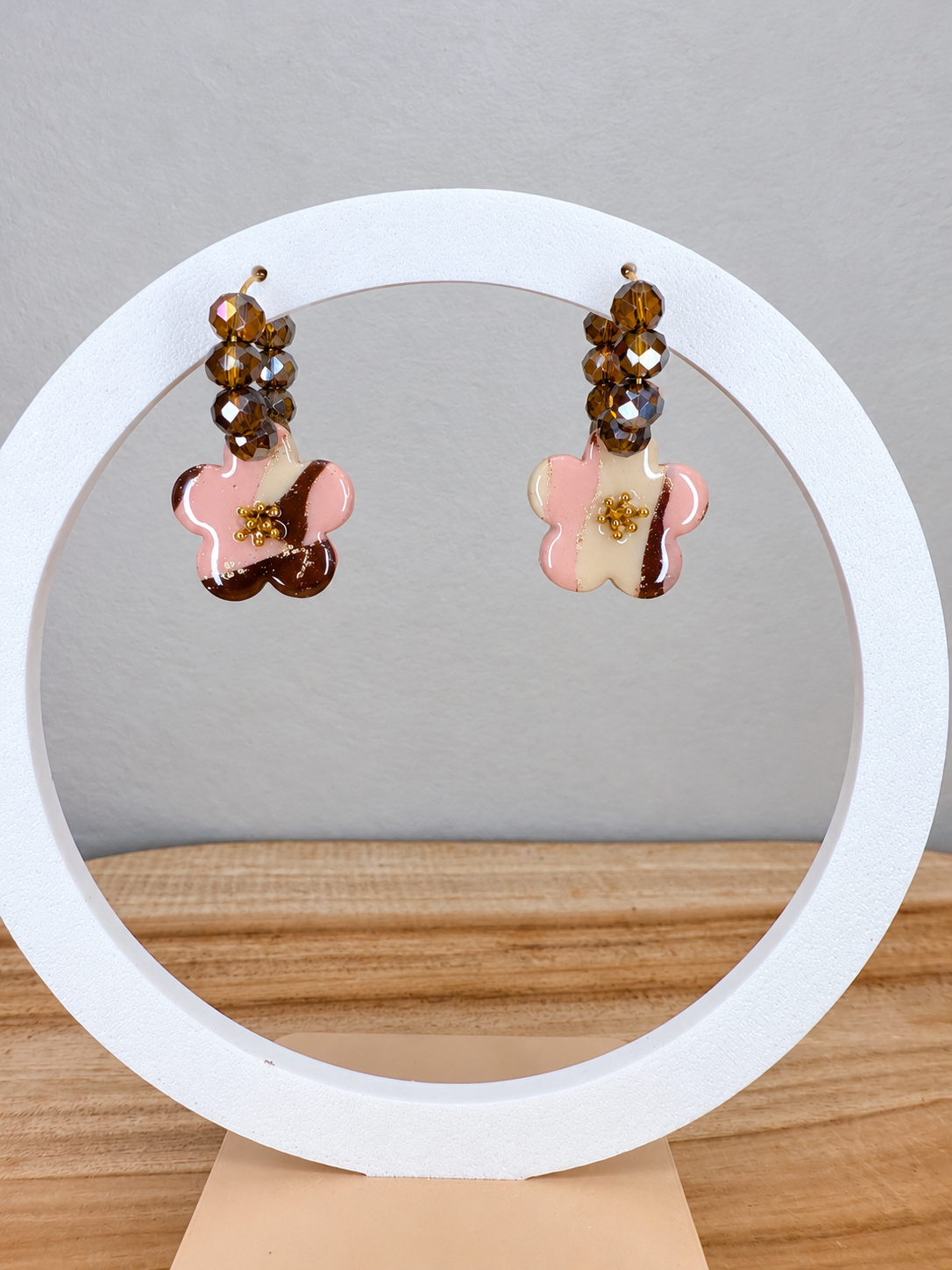 Boucles d’oreilles fleurs rose, crème & chocolat
