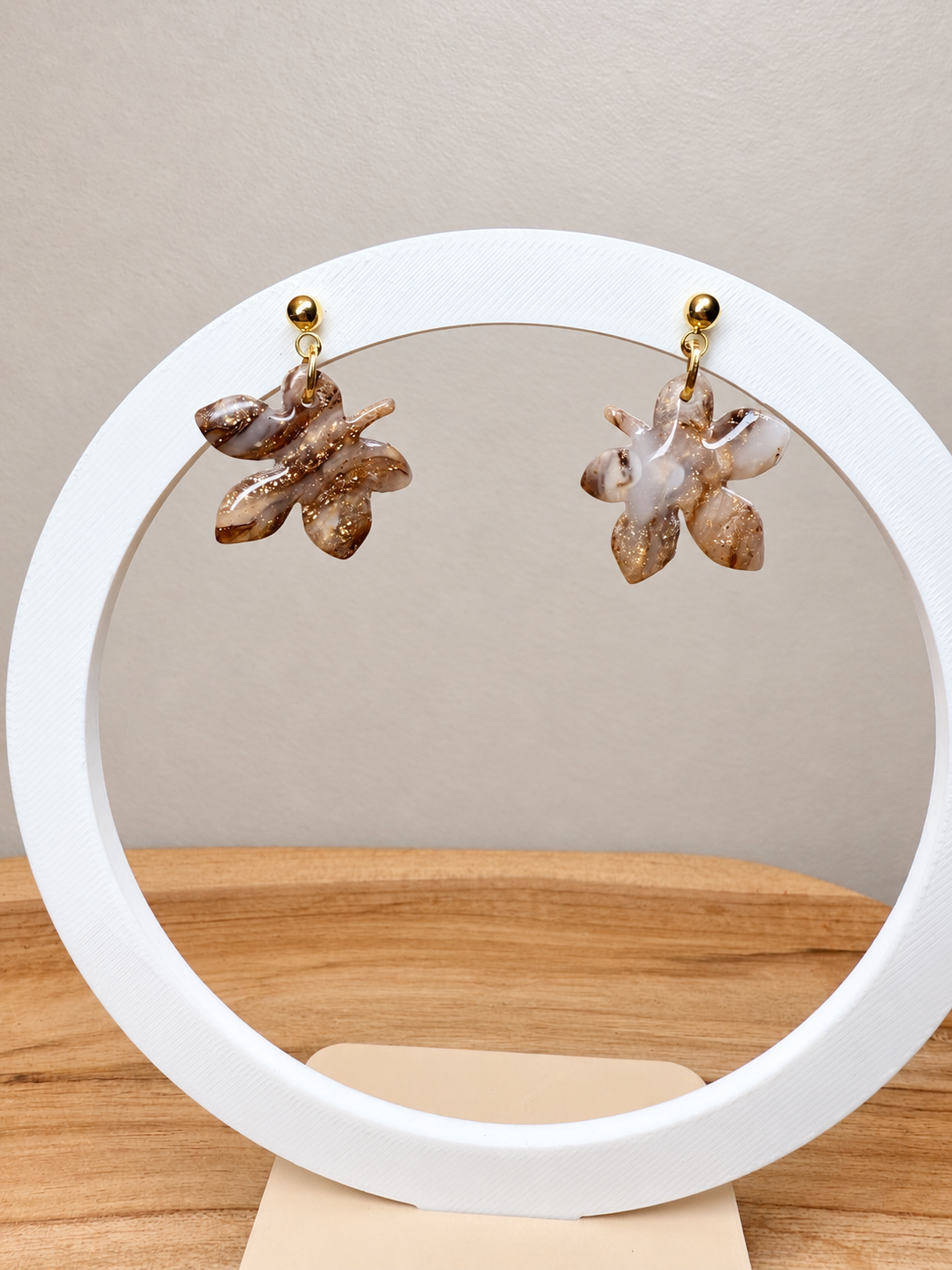 Boucles d’oreilles feuilles marron, transparentes￼et dorées -25 mm