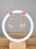 Boucles d’oreilles pendantes ajourées – crème, pêche & vieux rose
