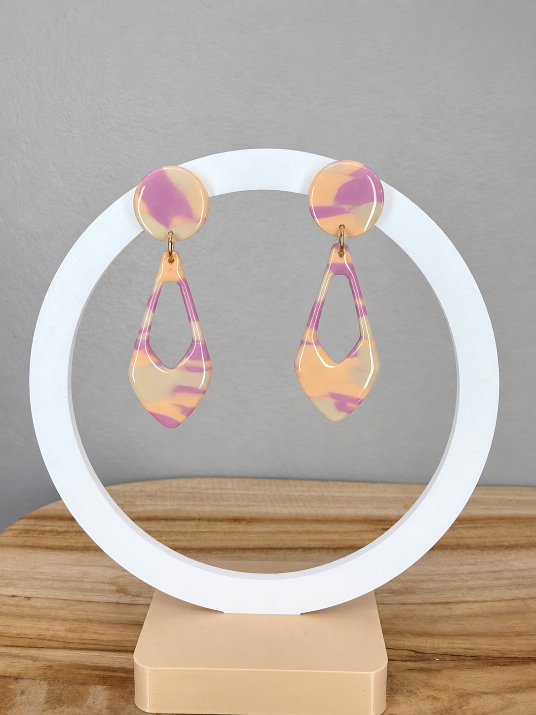 Boucles d’oreilles pendantes ajourées – crème, pêche & vieux rose